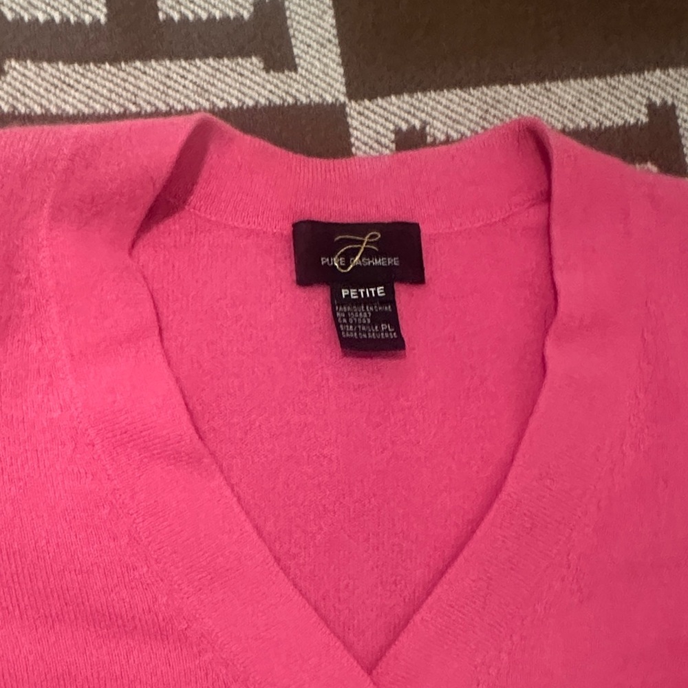 Pure Cashmere Women's V-Neck Sweater in Vibrant Pink